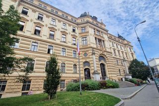 Advokát z Brna prodával drogy a pašoval klientům do vězení telefony. Sám teď musí za mříže - Novinky